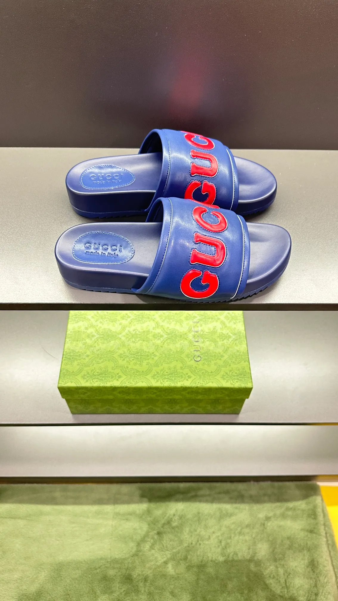 [G Family Couple Style] P: 320💰Female size 36~40 Men's size 39~45, (46. Custom-made GG slippers for men and women. This slipper is made of GG polyester fiber and is decorated with a Gucci label on the front, which adds a striking logo feel to the style. Beige GG recycled polyester fiber, same size for men and women, leather trim